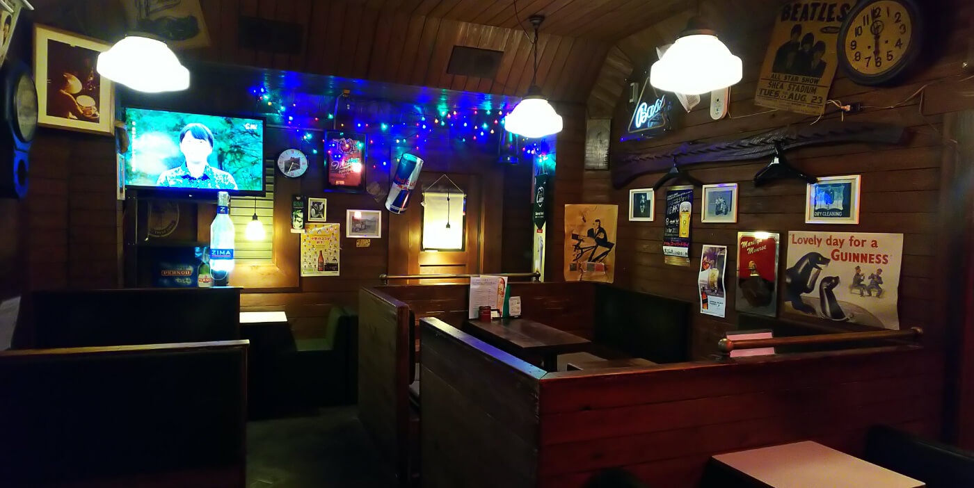 テレビのあるお店の風景